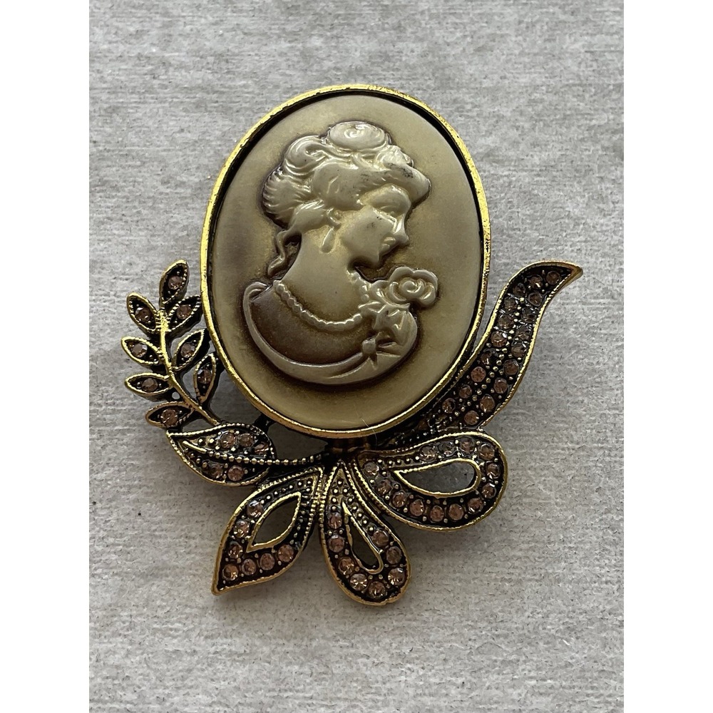 vintage-inspired gold-tone cameo brooch Beige Profile Estate Jewelry